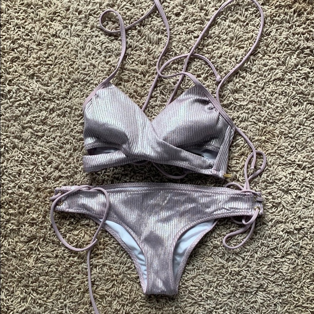 Silver sheen bikini with pink undertones🎈